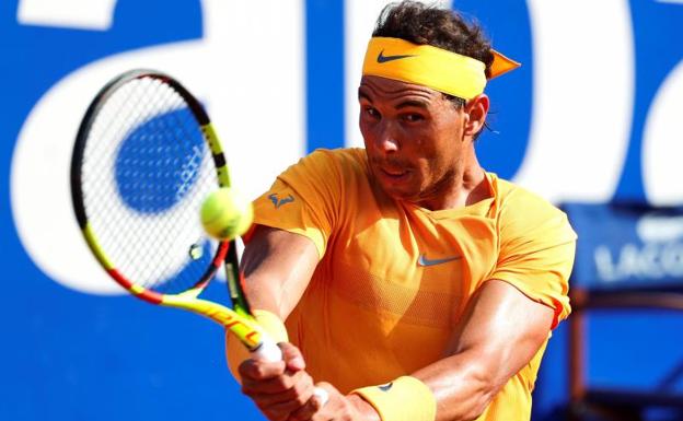 Nadal golpea la bola. 