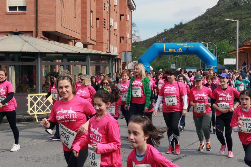 Decenas de mujeres de todas las edades han participado en la I Carrera de la Mujer organizada por el Ayuntamiento de Morcín. En un ambiente festivo, han corrido los tres kilómetros de la prueba.