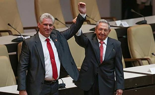 Miguel Díaz Canel y Raúl Castro. 