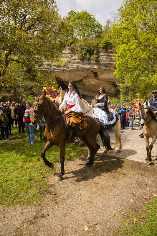 Infiesto ha vivido hoy uno de los días más especiales de su Feria de Abril con un desfile y una misa en el Santuario de la Virgen de la Cueva. Los vestidos de sevillana y los trajes de corto han puesto colores a una jornada en la que los caballos también han sido protagonistas. 