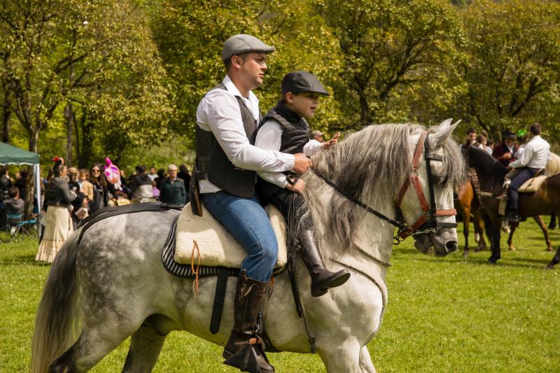 Infiesto ha vivido hoy uno de los días más especiales de su Feria de Abril con un desfile y una misa en el Santuario de la Virgen de la Cueva. Los vestidos de sevillana y los trajes de corto han puesto colores a una jornada en la que los caballos también han sido protagonistas. 