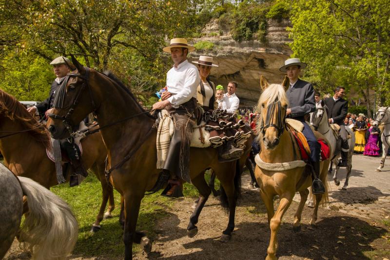 Infiesto ha vivido hoy uno de los días más especiales de su Feria de Abril con un desfile y una misa en el Santuario de la Virgen de la Cueva. Los vestidos de sevillana y los trajes de corto han puesto colores a una jornada en la que los caballos también han sido protagonistas. 