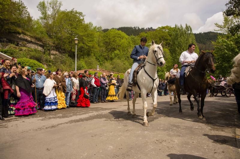 Infiesto ha vivido hoy uno de los días más especiales de su Feria de Abril con un desfile y una misa en el Santuario de la Virgen de la Cueva. Los vestidos de sevillana y los trajes de corto han puesto colores a una jornada en la que los caballos también han sido protagonistas. 