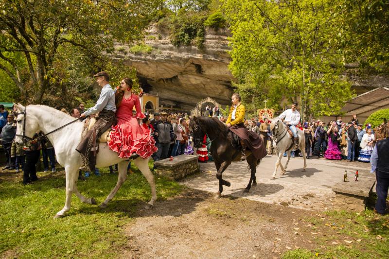 Infiesto ha vivido hoy uno de los días más especiales de su Feria de Abril con un desfile y una misa en el Santuario de la Virgen de la Cueva. Los vestidos de sevillana y los trajes de corto han puesto colores a una jornada en la que los caballos también han sido protagonistas. 