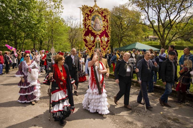 Infiesto ha vivido hoy uno de los días más especiales de su Feria de Abril con un desfile y una misa en el Santuario de la Virgen de la Cueva. Los vestidos de sevillana y los trajes de corto han puesto colores a una jornada en la que los caballos también han sido protagonistas. 