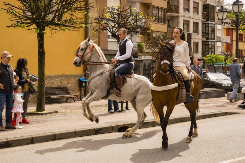 Infiesto ha vivido hoy uno de los días más especiales de su Feria de Abril con un desfile y una misa en el Santuario de la Virgen de la Cueva. Los vestidos de sevillana y los trajes de corto han puesto colores a una jornada en la que los caballos también han sido protagonistas. 