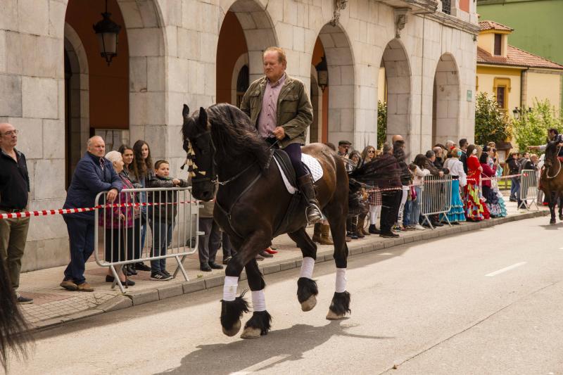Infiesto ha vivido hoy uno de los días más especiales de su Feria de Abril con un desfile y una misa en el Santuario de la Virgen de la Cueva. Los vestidos de sevillana y los trajes de corto han puesto colores a una jornada en la que los caballos también han sido protagonistas. 