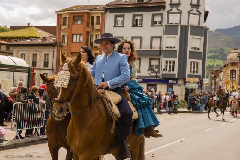 Infiesto ha vivido hoy uno de los días más especiales de su Feria de Abril con un desfile y una misa en el Santuario de la Virgen de la Cueva. Los vestidos de sevillana y los trajes de corto han puesto colores a una jornada en la que los caballos también han sido protagonistas. 