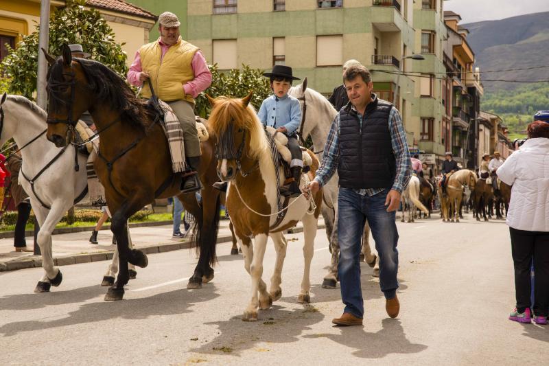 Infiesto ha vivido hoy uno de los días más especiales de su Feria de Abril con un desfile y una misa en el Santuario de la Virgen de la Cueva. Los vestidos de sevillana y los trajes de corto han puesto colores a una jornada en la que los caballos también han sido protagonistas. 