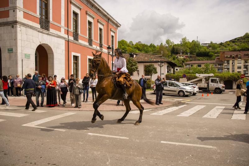 Infiesto ha vivido hoy uno de los días más especiales de su Feria de Abril con un desfile y una misa en el Santuario de la Virgen de la Cueva. Los vestidos de sevillana y los trajes de corto han puesto colores a una jornada en la que los caballos también han sido protagonistas. 