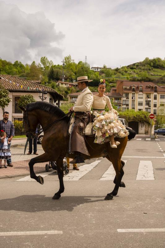 Infiesto ha vivido hoy uno de los días más especiales de su Feria de Abril con un desfile y una misa en el Santuario de la Virgen de la Cueva. Los vestidos de sevillana y los trajes de corto han puesto colores a una jornada en la que los caballos también han sido protagonistas. 