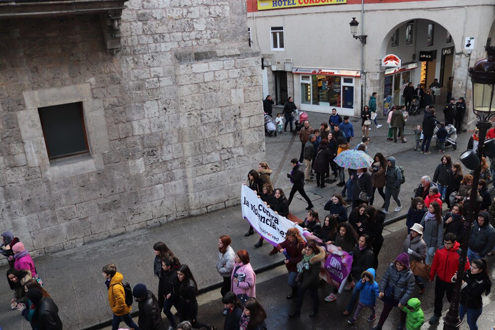 Miles de personas marchan por las calles de Burgos para mostrar su condena unánime ante el asesinato machista de Silvia Plaza