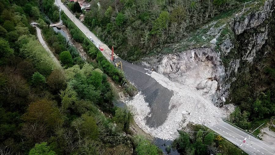 Los trabajos de refuerzo del talud que se derrumbó sobre la carretera AS-117 a la altura de Anzó y dejó aislado el concejo de Caso han comenzado. Los operarios instalan ya la malla de refuerzo que evitará nuevos desprendimientos en la ladera. 