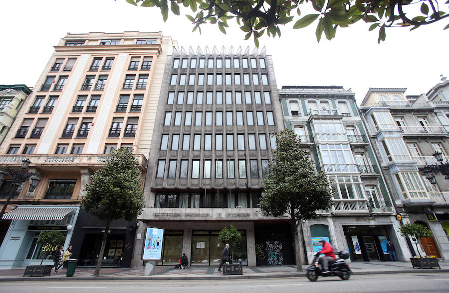 Uría . Sedes sacó hace un lustro a subasta el edificio número 10 de la calle Uría sin que ningún comprador ofreciese los 8,2 millones de euros que pedían por él. Este inmueble, que fue diseñado por arquitecto Ignacio Álvarez Castelao, fue sede de la Consejería de Justicia y en la actualidad está vacío. Consta de ocho plantas y su superficie total es de 4.337 metros cuadrados.