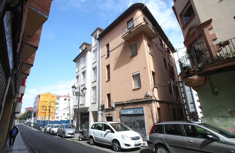 Postigo Bajo. El edificio 24 de la calle Postigo Bajo está a la venta por 250.000 euros. Consta de 364 metros cuadrados, tres alturas más un bajo comercial y la mayor parte de las viviendas están ocupadas. Además, este inmueble no tiene plazas de garaje.