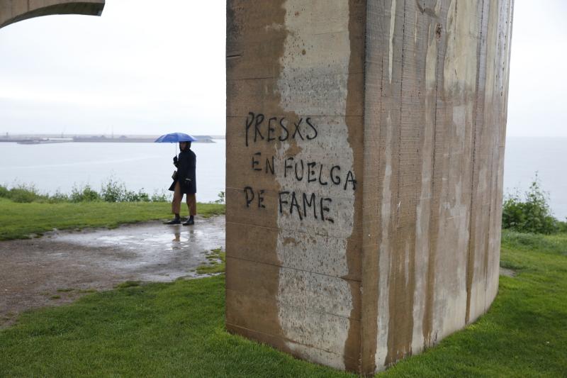 Sus dos 'pies' aparecen con textos reivindicativos la misma semana en la que se anunció su inmediata restauración