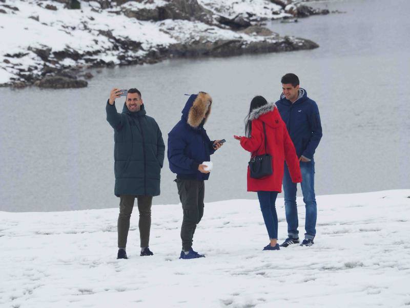 Fotos: Los Lagos, cubiertos de nieve a las puertas de mayo