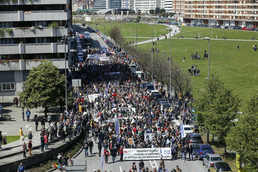 CNT, CGT, CSI y Suatea han convocado a un gran número de personas en Gijón, donde se ha celebrado una manifestación del Primero de Mayo impregnada por las reivindicaciones feministas. 