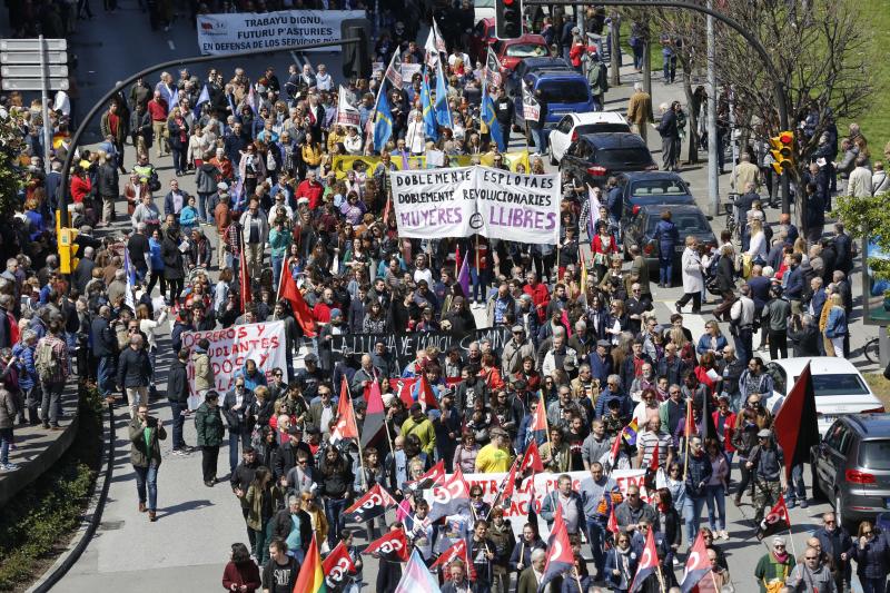 CNT, CGT, CSI y Suatea han convocado a un gran número de personas en Gijón, donde se ha celebrado una manifestación del Primero de Mayo impregnada por las reivindicaciones feministas. 