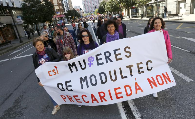 CNT, CGT, CSI y Suatea han convocado a un gran número de personas en Gijón, donde se ha celebrado una manifestación del Primero de Mayo impregnada por las reivindicaciones feministas. 