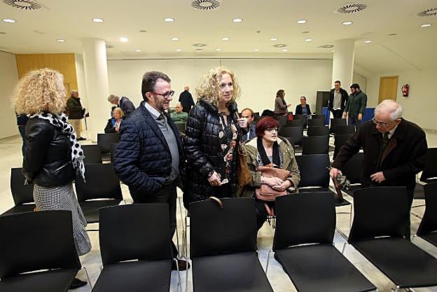 Los representantes vecinales antes del inicio de la reunión. 