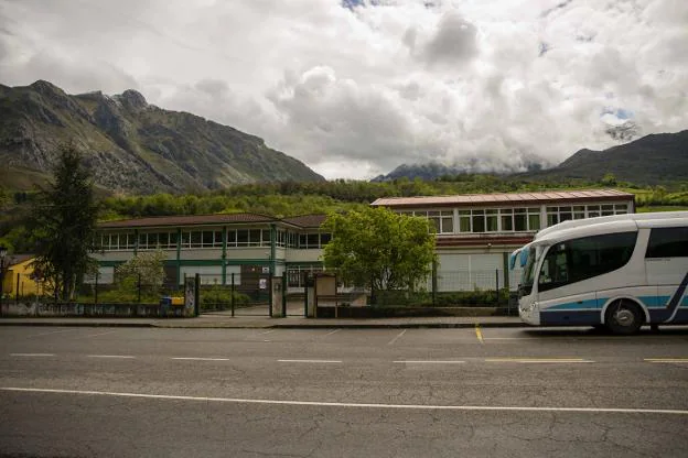 Un autobús, a las puertas del colegio de Las Arenas. 