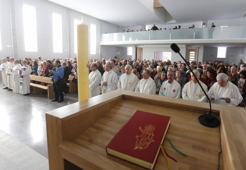 El arzobispo, Jesús Sanz Montes, ha sido el encargado de bendecir el nuevo templo del barrio gijonés