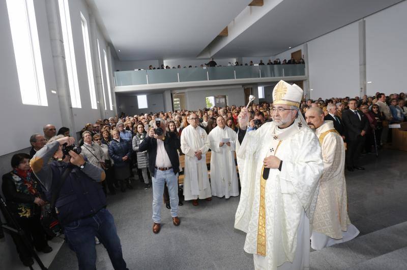 El arzobispo, Jesús Sanz Montes, ha sido el encargado de bendecir el nuevo templo del barrio gijonés