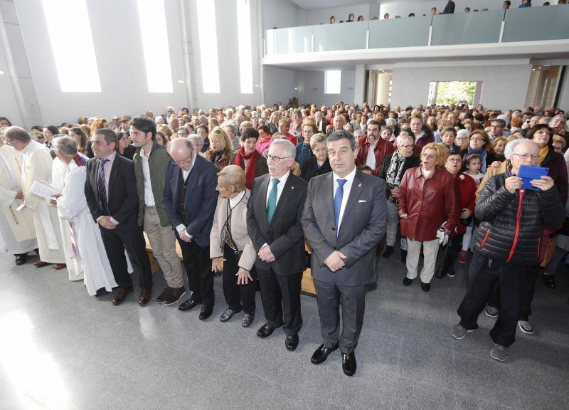 El arzobispo, Jesús Sanz Montes, ha sido el encargado de bendecir el nuevo templo del barrio gijonés