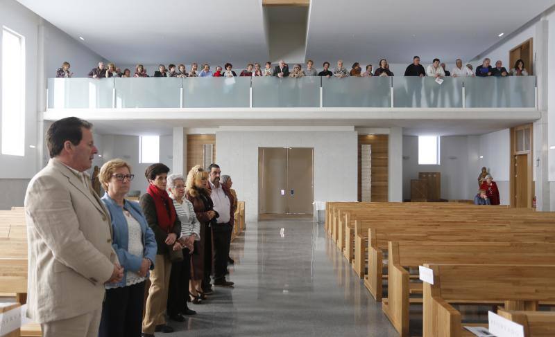 El arzobispo, Jesús Sanz Montes, ha sido el encargado de bendecir el nuevo templo del barrio gijonés