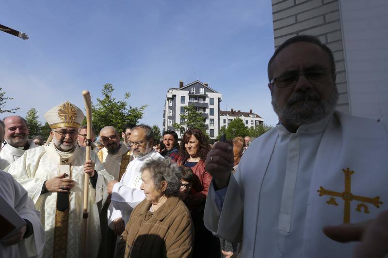 El arzobispo, Jesús Sanz Montes, ha sido el encargado de bendecir el nuevo templo del barrio gijonés