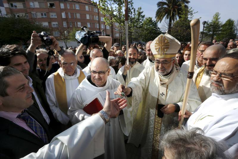 El arzobispo, Jesús Sanz Montes, ha sido el encargado de bendecir el nuevo templo del barrio gijonés