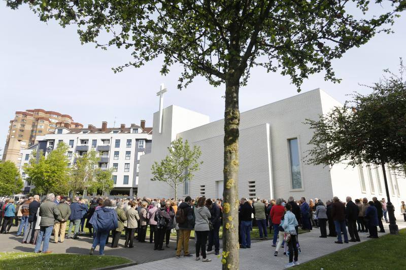 El arzobispo, Jesús Sanz Montes, ha sido el encargado de bendecir el nuevo templo del barrio gijonés