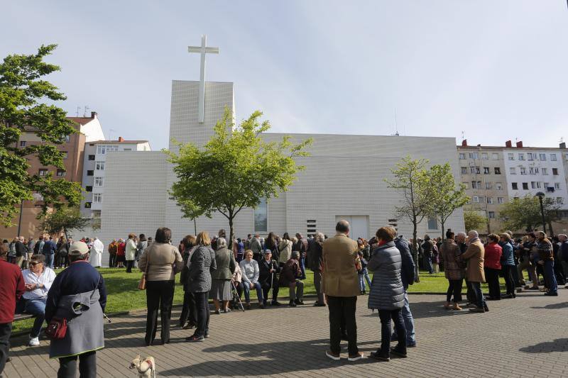 El arzobispo, Jesús Sanz Montes, ha sido el encargado de bendecir el nuevo templo del barrio gijonés