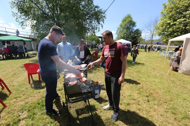 Centenares de personas se han congregado este 1 de mayo junto al embalse de Trasona para disfrutar de la tradicional jira de Corvera, que este año celebra su sexagésima edición.