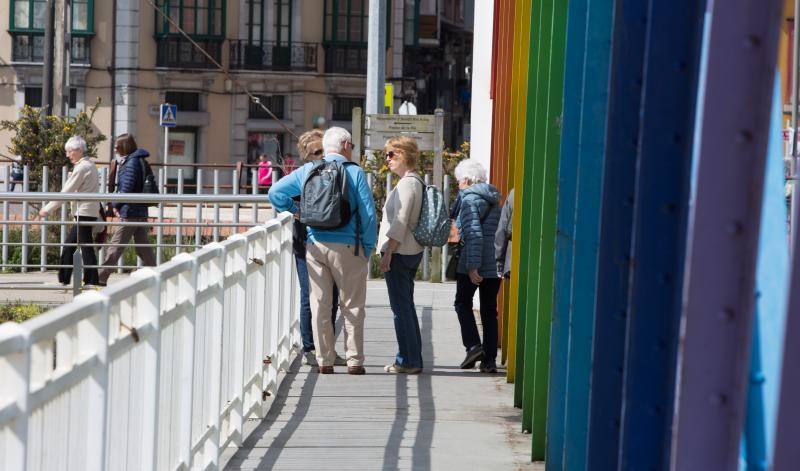 El buen tiempo invitó a lugareños y foráneos a disfrutar de todos los rincones del Principado en este Primero de Mayo.