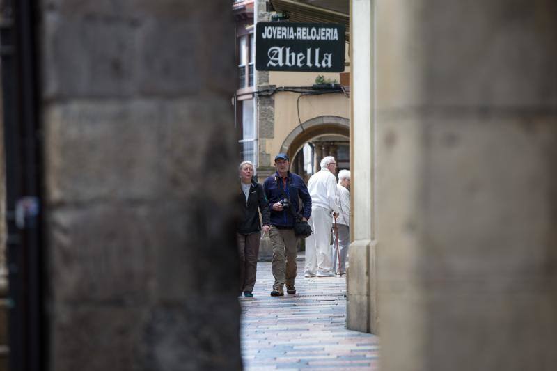 El buen tiempo invitó a lugareños y foráneos a disfrutar de todos los rincones del Principado en este Primero de Mayo.