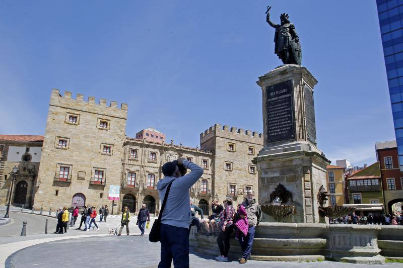 El buen tiempo invitó a lugareños y foráneos a disfrutar de todos los rincones del Principado en este Primero de Mayo.