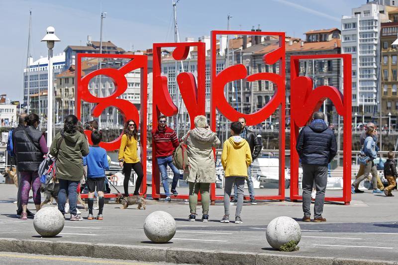 El buen tiempo invitó a lugareños y foráneos a disfrutar de todos los rincones del Principado en este Primero de Mayo.