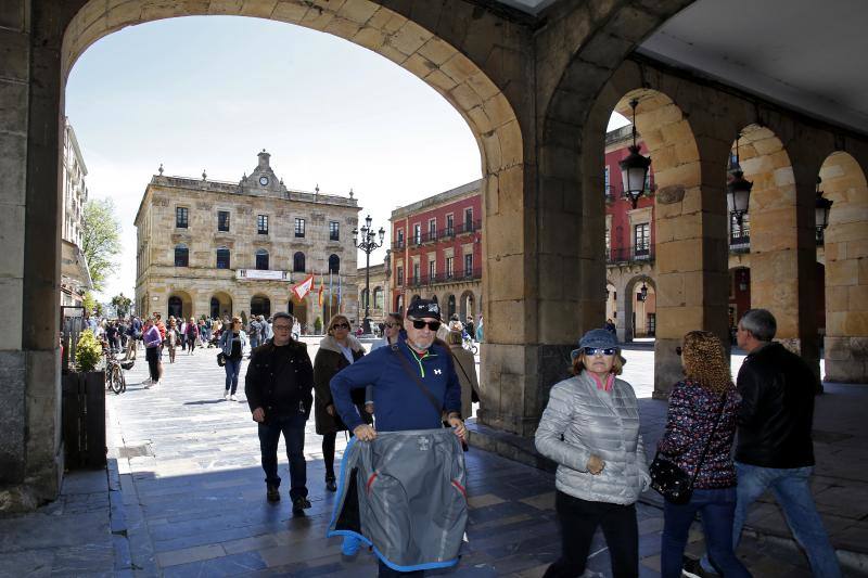 El buen tiempo invitó a lugareños y foráneos a disfrutar de todos los rincones del Principado en este Primero de Mayo.