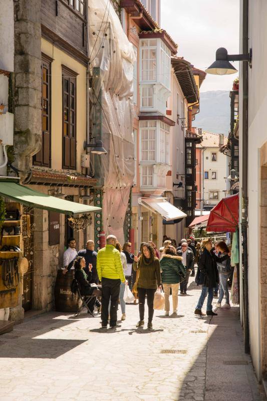 El buen tiempo invitó a lugareños y foráneos a disfrutar de todos los rincones del Principado en este Primero de Mayo.