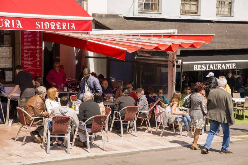 El buen tiempo invitó a lugareños y foráneos a disfrutar de todos los rincones del Principado en este Primero de Mayo.