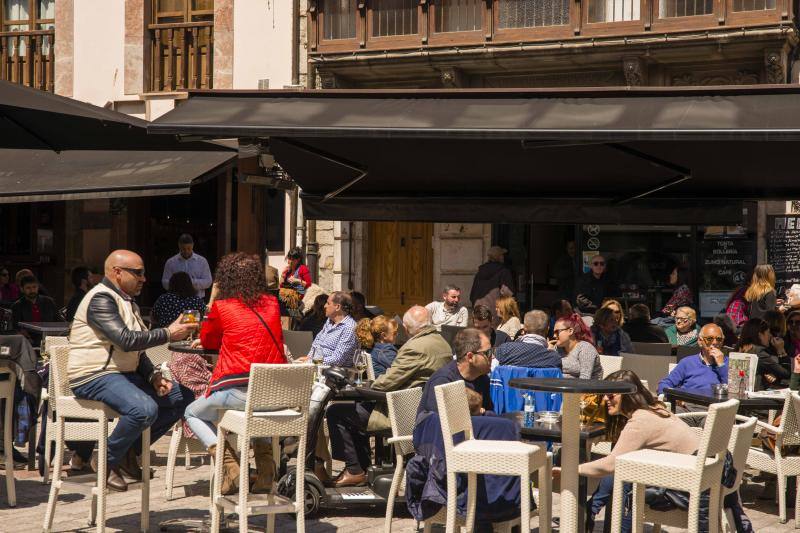 El buen tiempo invitó a lugareños y foráneos a disfrutar de todos los rincones del Principado en este Primero de Mayo.