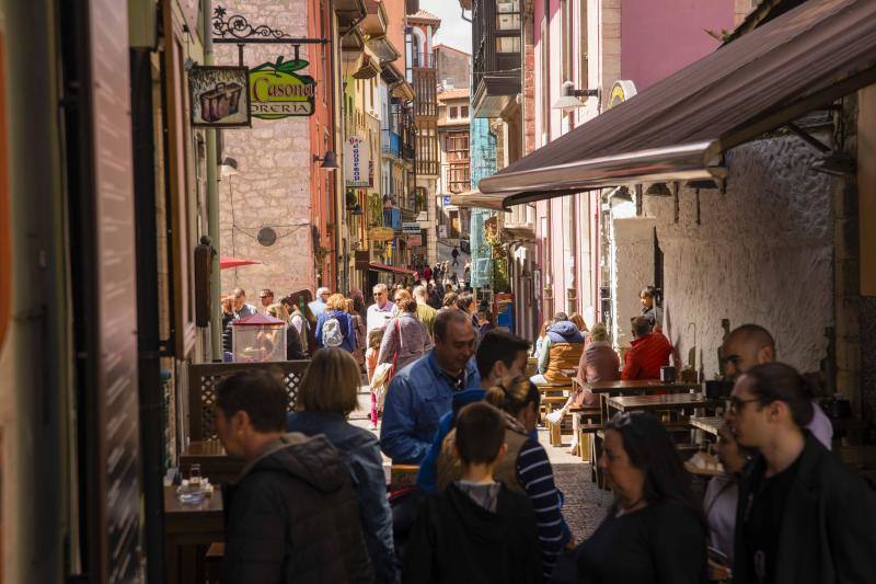 El buen tiempo invitó a lugareños y foráneos a disfrutar de todos los rincones del Principado en este Primero de Mayo.