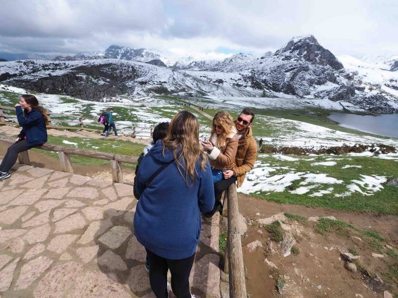 El buen tiempo invitó a lugareños y foráneos a disfrutar de todos los rincones del Principado en este Primero de Mayo.