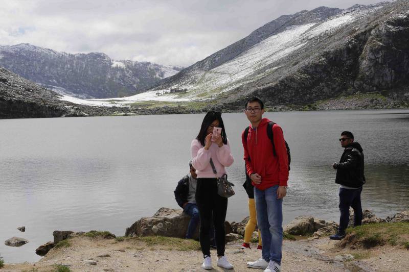 El buen tiempo invitó a lugareños y foráneos a disfrutar de todos los rincones del Principado en este Primero de Mayo.