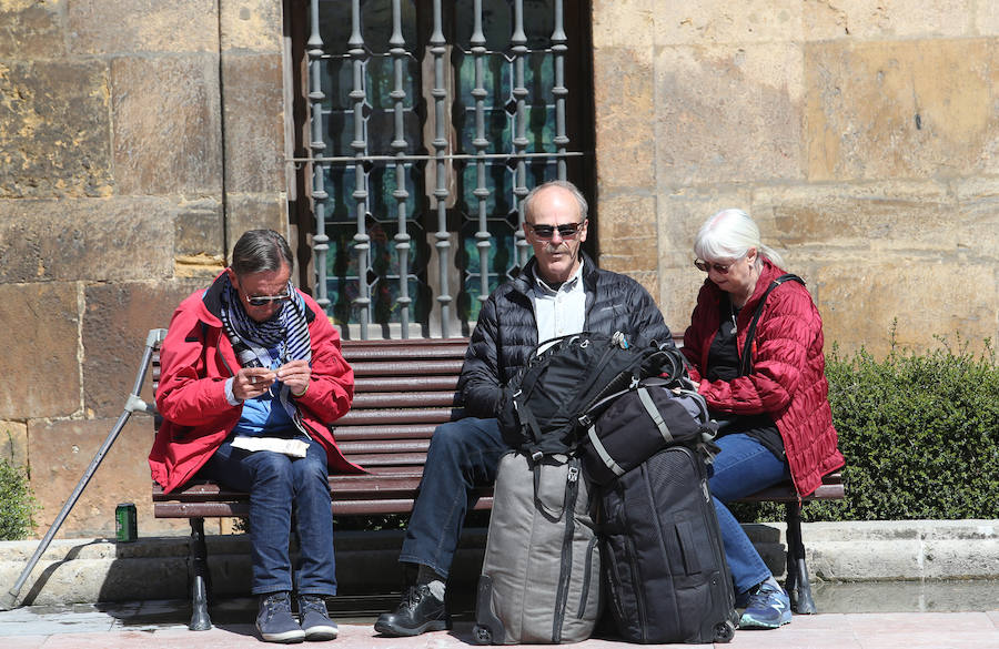 El buen tiempo invitó a lugareños y foráneos a disfrutar de todos los rincones del Principado en este Primero de Mayo.