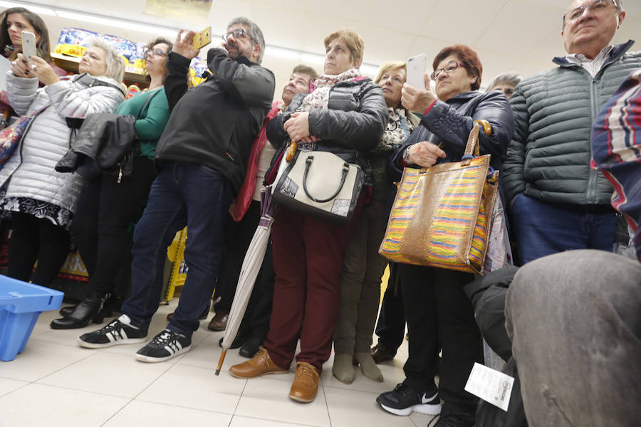 La tienda Alimerka situada en los bajos de El Molinón fue la encargada de traer a Asturias este ejemplar pescado en almadraba, un sistema artesanal y sostenible.