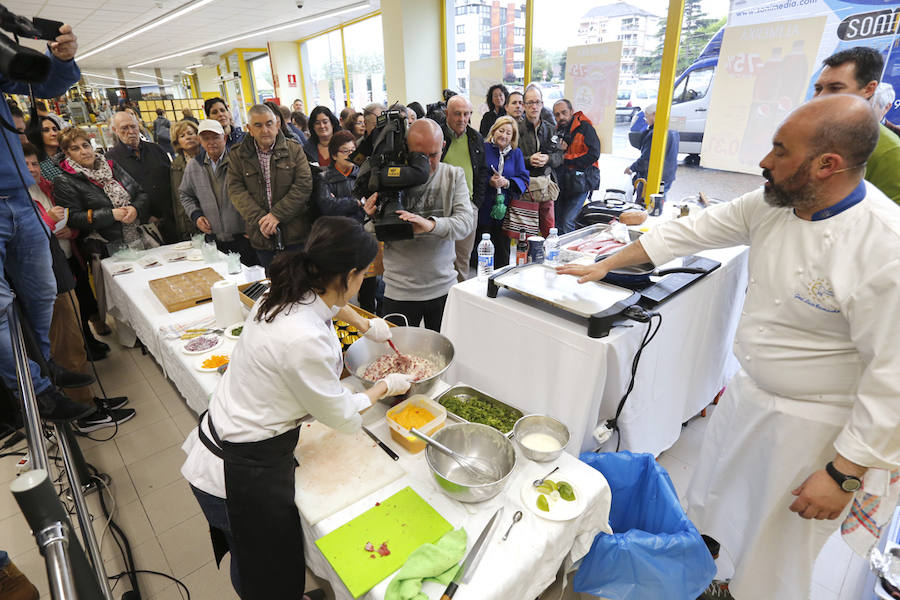 La tienda Alimerka situada en los bajos de El Molinón fue la encargada de traer a Asturias este ejemplar pescado en almadraba, un sistema artesanal y sostenible.