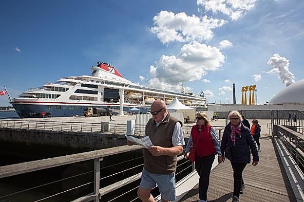 Los cruceristas aprovecharon el buen tiempo para recorrer la ciudad durante la jornada de ayer. 